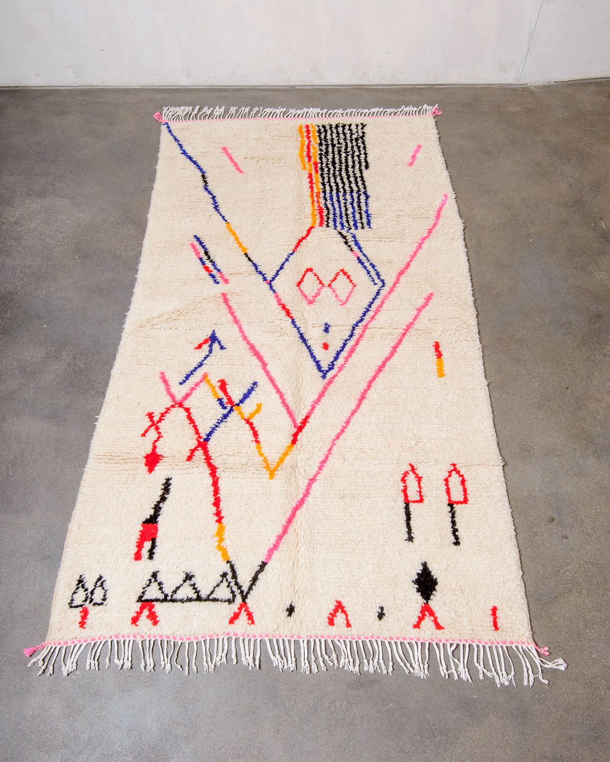 Modern designer handcrafted Berber rug from Morocco. Azilal rug with beautiful colours and patterns. Made of sheep’s wool and cotton.